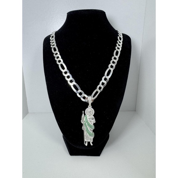 The Unbranded Brand Jewelry - Cadena fígaro con dije‎ de San Judas Tadeo don piedritas verdes - Plata 925